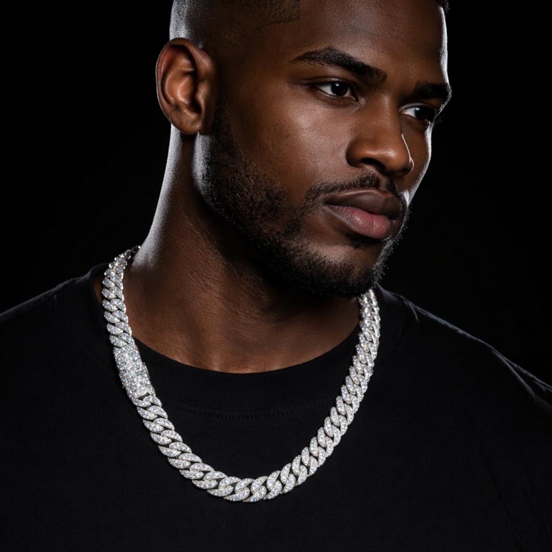 Collier Cuban link en argent serti de zirconium porté par un homme, style imposant et luxueux