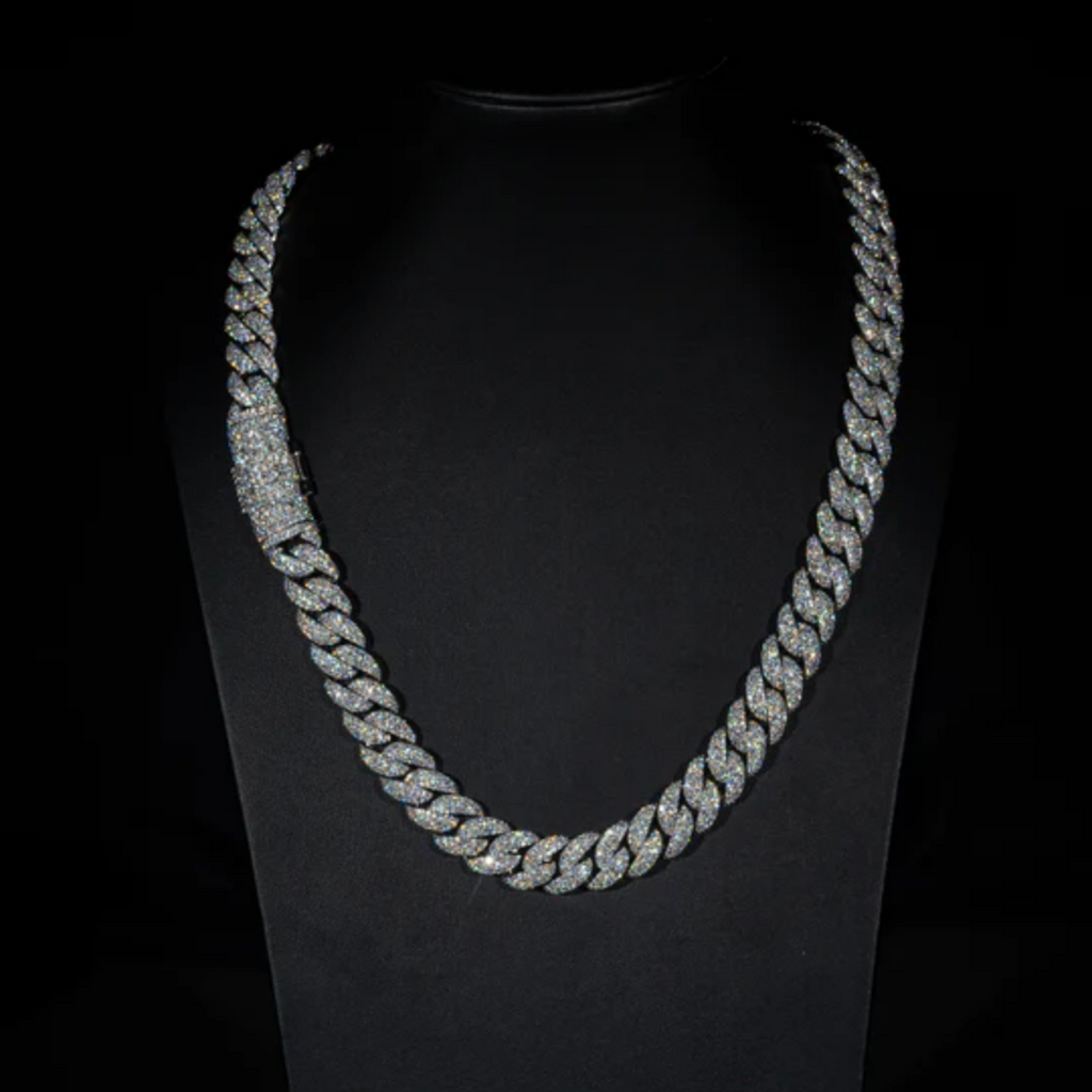 Collier Cuban link en argent serti de zirconium porté par un homme, style imposant et luxueux