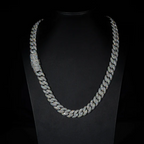 Collier Cuban link en argent serti de zirconium porté par un homme, style imposant et luxueux