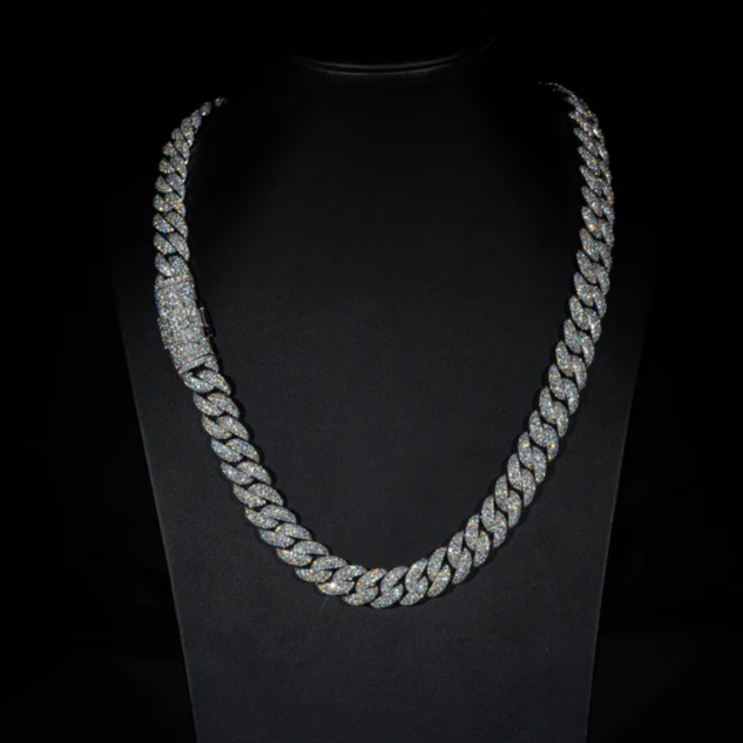 Collier Cuban link en argent serti de zirconium porté par un homme, style imposant et luxueux