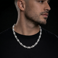 Collier grosse chaîne en argent sertie de zirconium porté par un homme, style imposant et luxueux