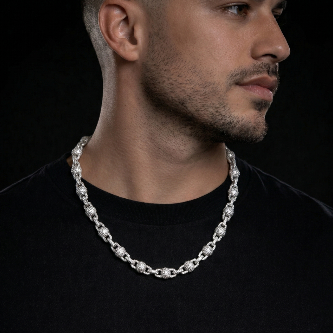 Collier grosse chaîne en argent sertie de zirconium porté par un homme, style imposant et luxueux