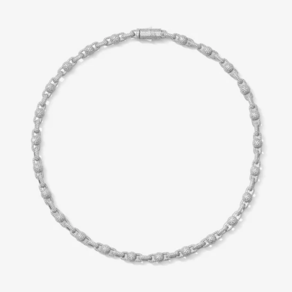 Collier grosse chaîne en argent sertie de zirconium porté par un homme, style imposant et luxueux