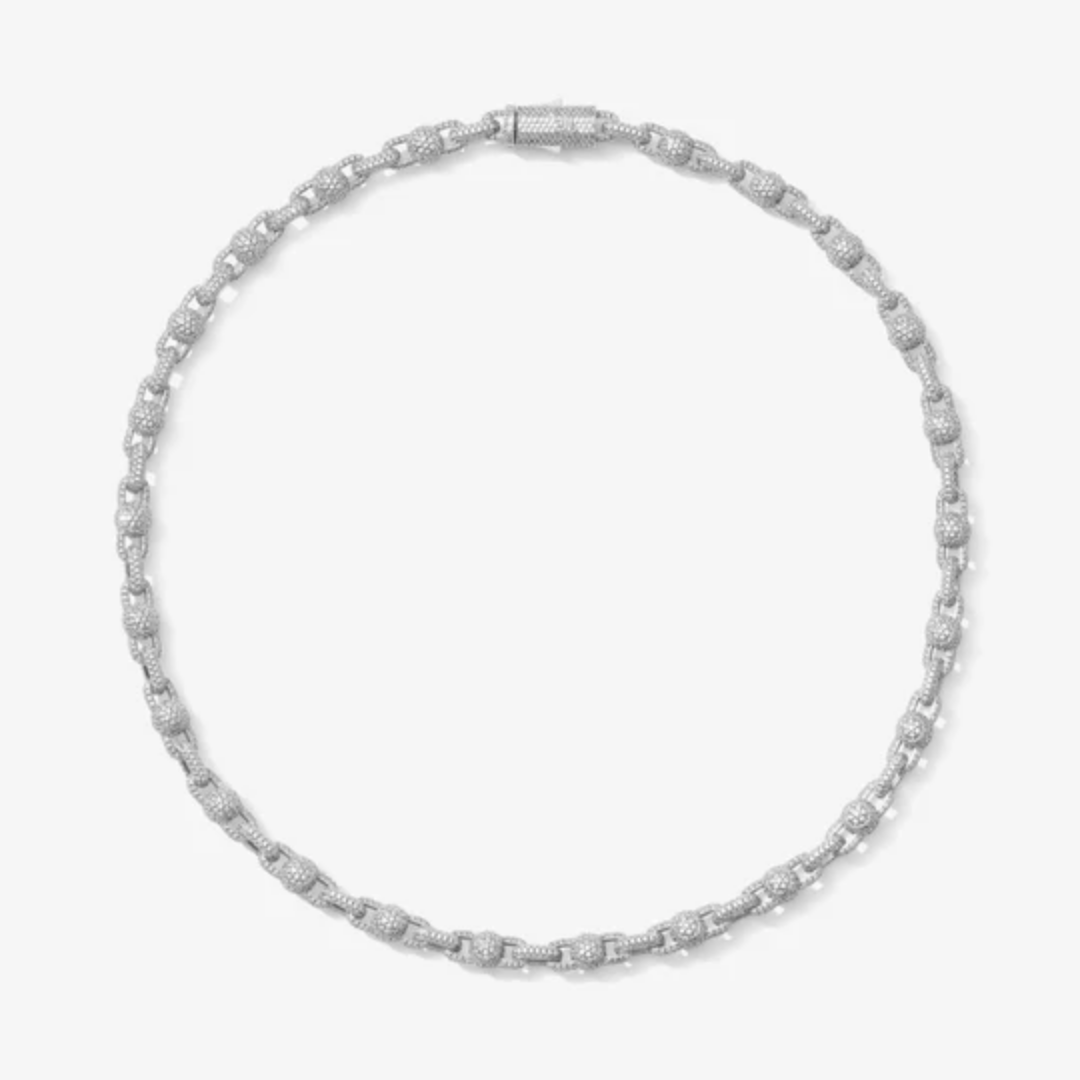 Collier grosse chaîne en argent sertie de zirconium porté par un homme, style imposant et luxueux