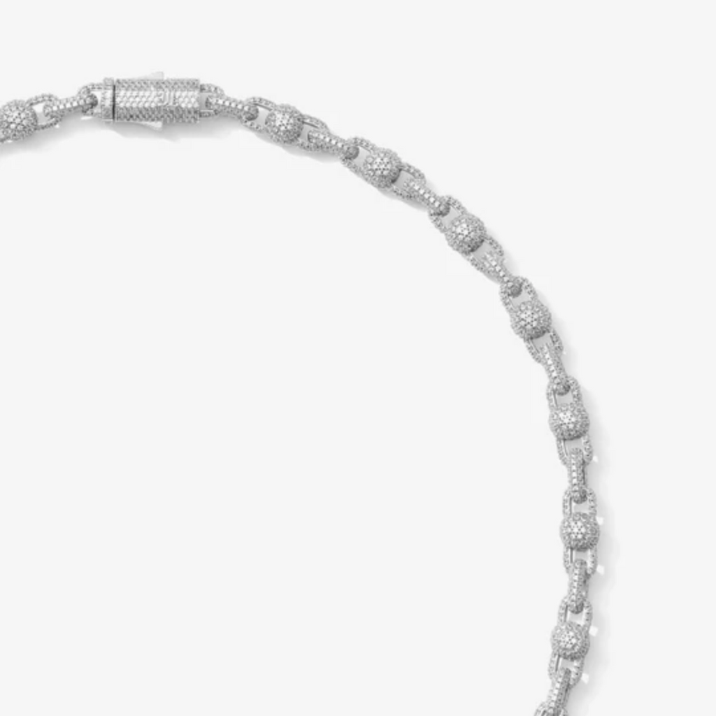 Collier grosse chaîne en argent sertie de zirconium porté par un homme, style imposant et luxueux