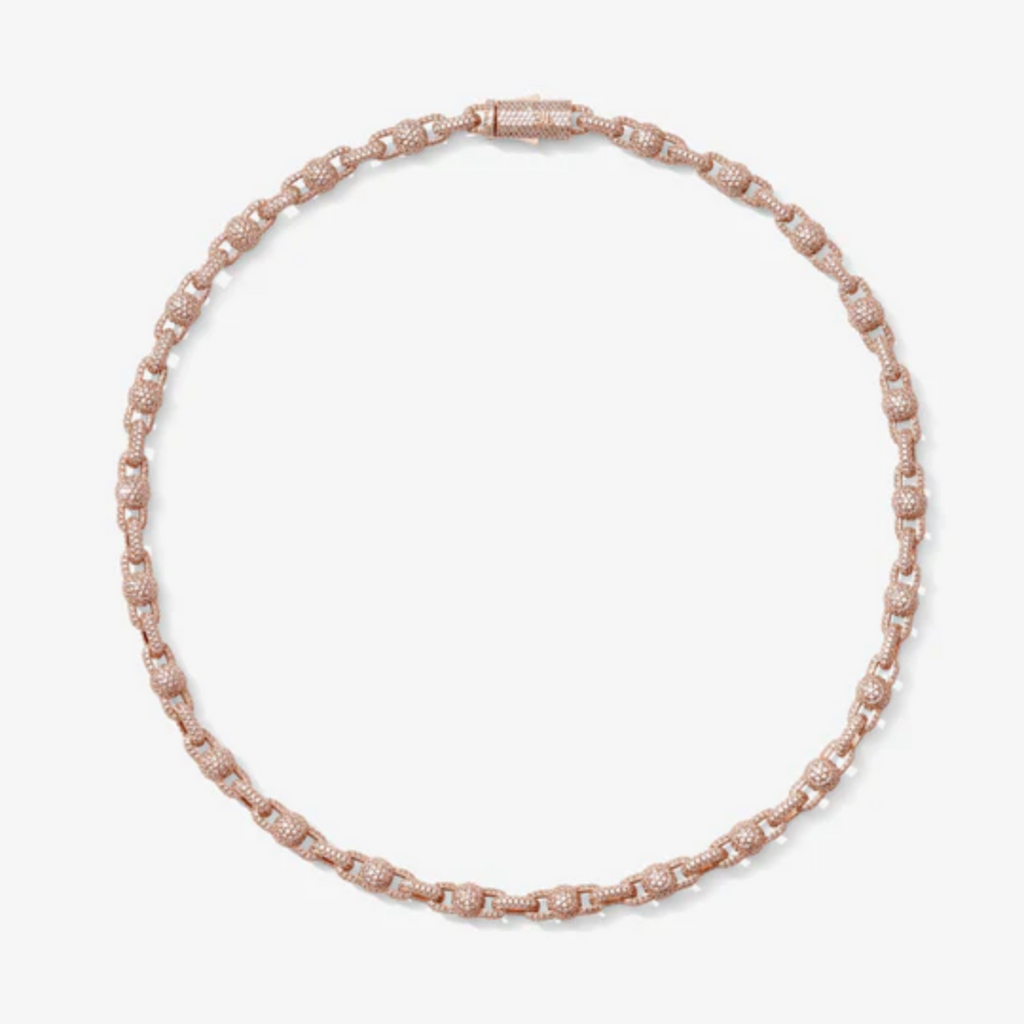 Collier grosse chaîne rose gold sertie de zirconium porté par un homme, style luxueux et tendance