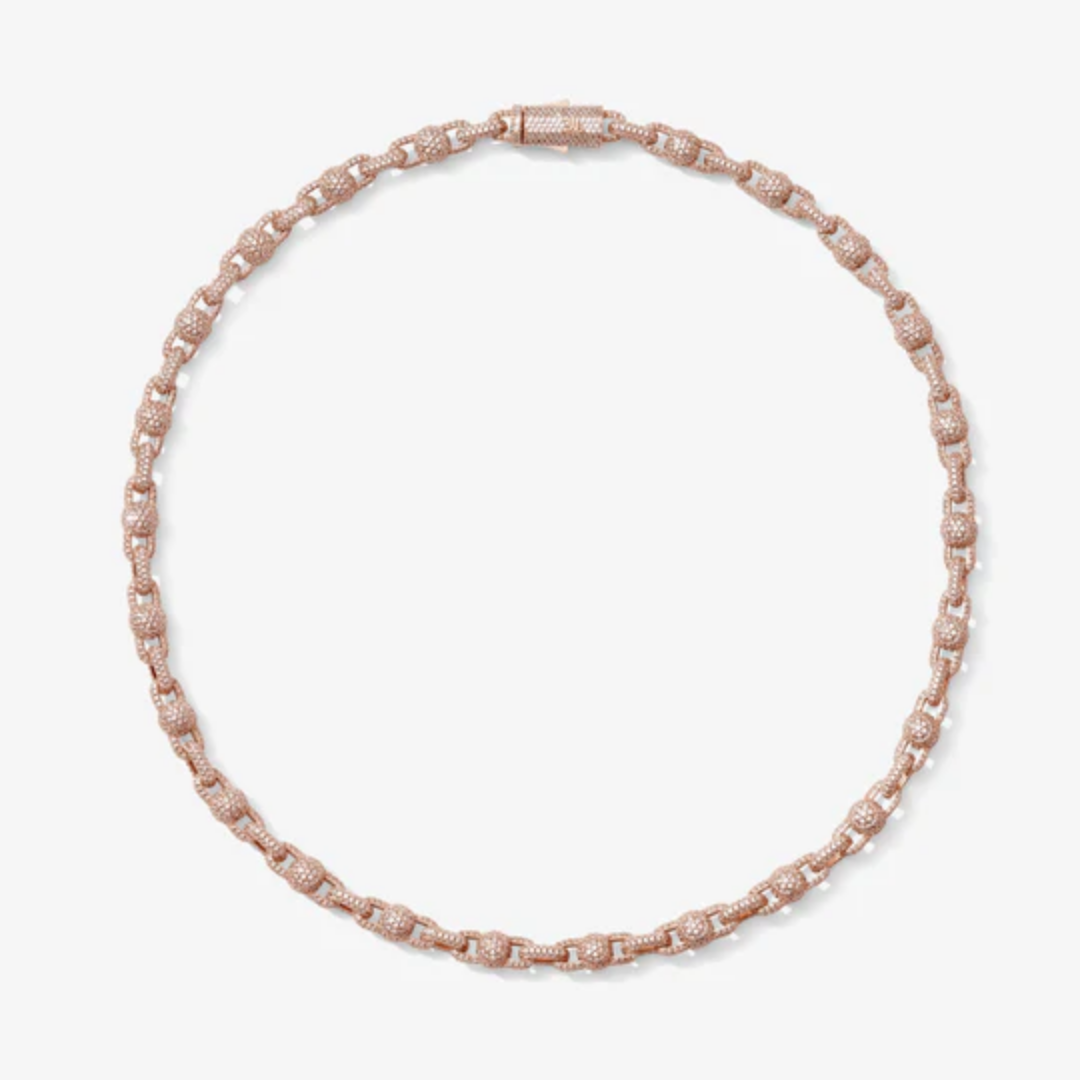 Collier grosse chaîne rose gold sertie de zirconium porté par un homme, style luxueux et tendance