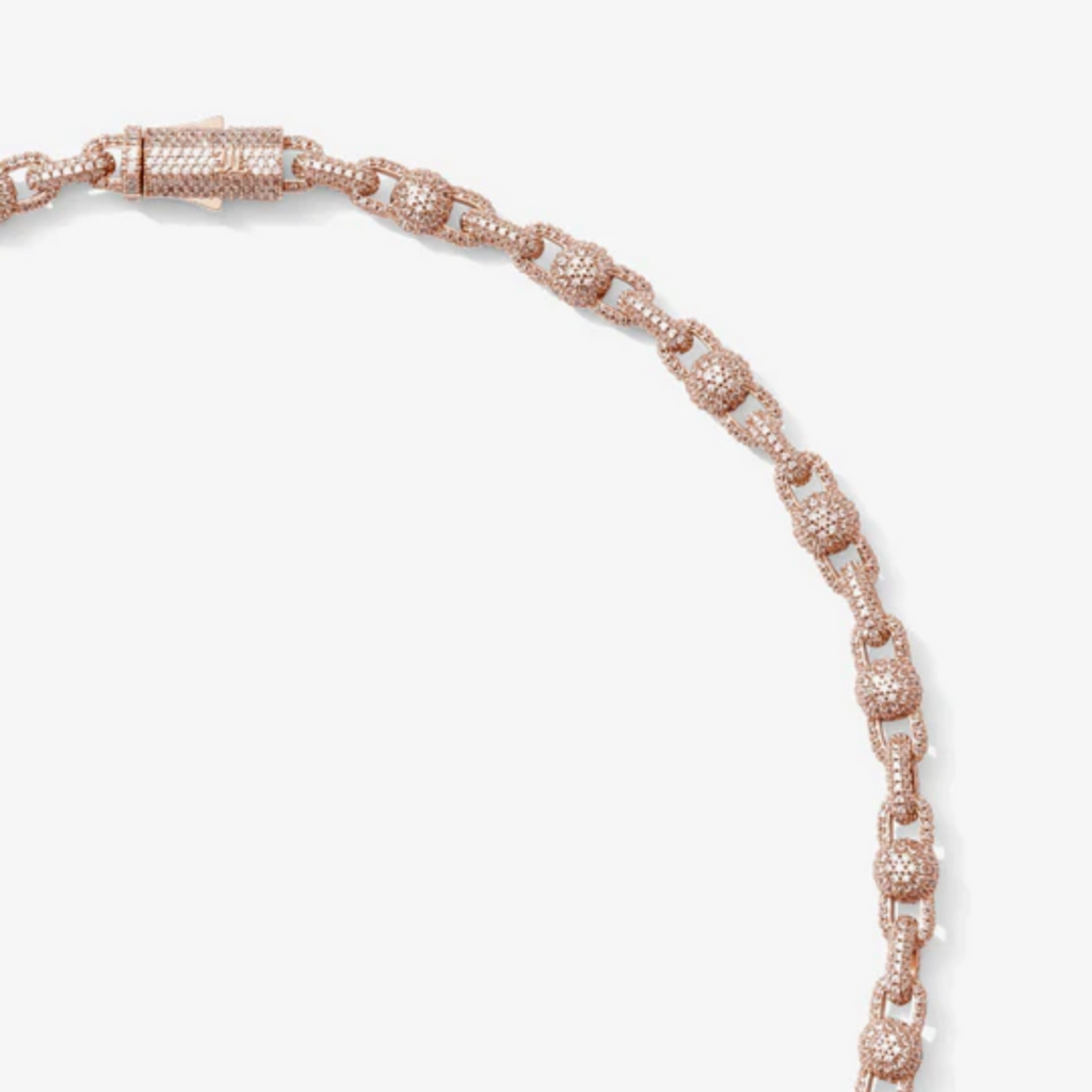 Collier grosse chaîne rose gold sertie de zirconium porté par un homme, style luxueux et tendance