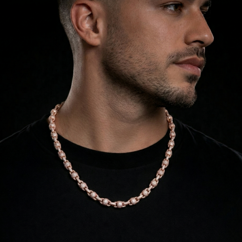 Collier grosse chaîne rose gold sertie de zirconium porté par un homme, style luxueux et tendance