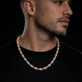 Collier grosse chaîne rose gold sertie de zirconium porté par un homme, style luxueux et tendance