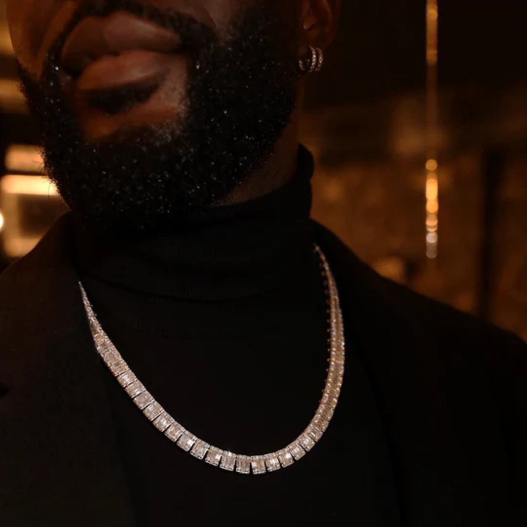 Collier tennis baguette en argent serti de zirconium porté par un homme, style luxueux et sophistiqué