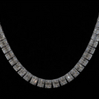 Collier tennis baguette en argent serti de zirconium porté par un homme, style luxueux et sophistiqué